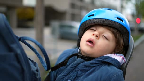 Мальчик Спит Заднем Сиденье Велосипеда Шлеме Дети Дремлют После Заснули — стоковое видео