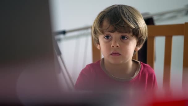 Närbild Liten Pojke Hypnotiserad Skärmen Barn Stirrar Medvetet Titta Medieinnehåll — Stockvideo