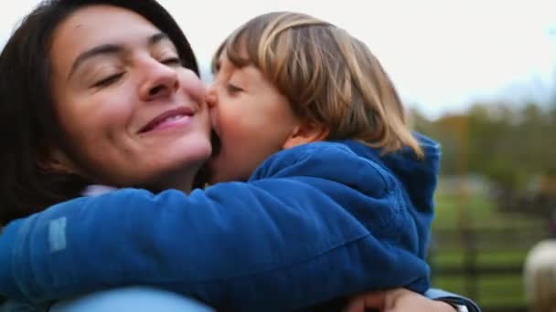 儿子在芝士亲吻妈妈 美丽的家庭时刻 孩子们拥抱着妈妈的生活场景 真正的爱情关系 — 图库视频影像