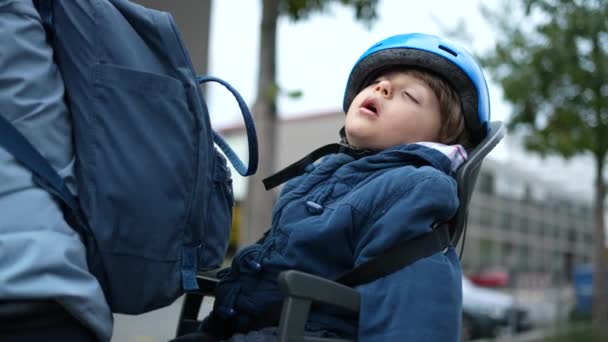 Enfant Endormi Sur Siège Arrière Vélo Portant Casque Pendant Randonnée — Video