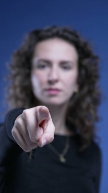 Kadın doğrudan kamerayı işaret ederek izleyiciyi suçluyor. Seni seçen kişi