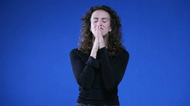 Zor zamanlarda Tanrı 'ya dua eden bir kadın. 20 'li yaşlarda beyaz kadın UMUT ve FAITH ile gözlerini kapatıyor.