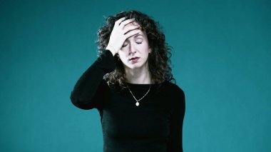 Ellerinde Yüzü Olan İşkence Eden Kadın, Pişmanlık ve Geçmiş Anılar 'ın etkisi altında kalan yüzler ıstırapla kaplı.