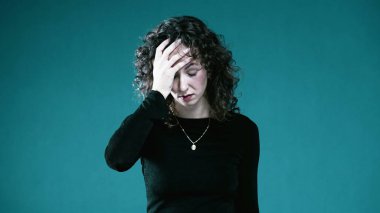 Ellerinde Yüzü Olan İşkence Eden Kadın, Pişmanlık ve Geçmiş Anılar 'ın etkisi altında kalan yüzler ıstırapla kaplı.