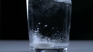 Suyun Kapanması İçin Ayırıcı Tablet, Suyun İçinde Fizzy Tableti, Sağlık ve Sağlık Konsepti