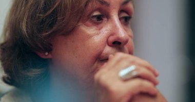 Düşünceli yaşlı kadın düşüncesi. Endişeli yaşlı kadın yüzü