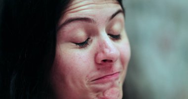 Kadın onaylamak için evet diyor, güzel kız kameraya bakarak evet diyor.