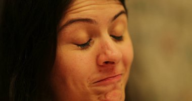 Kadın yüzü evet diyor. Güzel kız kameraya bakıyor. Duyduklarını beğeniyor.