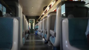 Hareket halindeki tren koridoru, Avrupa 'da yüksek hızlı ulaşım gündüz gezisi sırasında koltuklar, seyahat kavramı