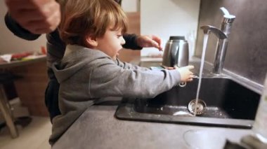 Küçük Yardımcı, Mutfakta Annesine Bulaşıklarda Yardım Eden Çocuk