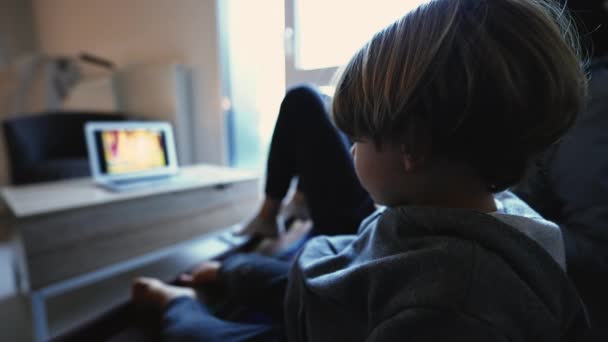 Junge Zeichentrickgucken Hause Vertieft Kind Von Online Inhalten Fasziniert Home — Stockvideo