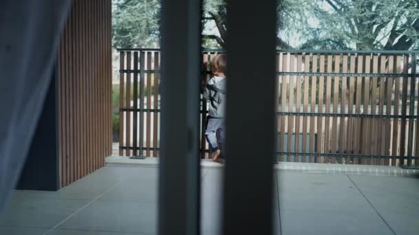 Szczęśliwe Dziecko Apartamencie Balkon Zamyka Sobą Drzwi Mały Chłopiec Wchodzi — Wideo stockowe