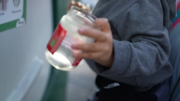 Bijdrage Van Het Kind Aan Recycling Glas Bak Groen Concept — Stockvideo