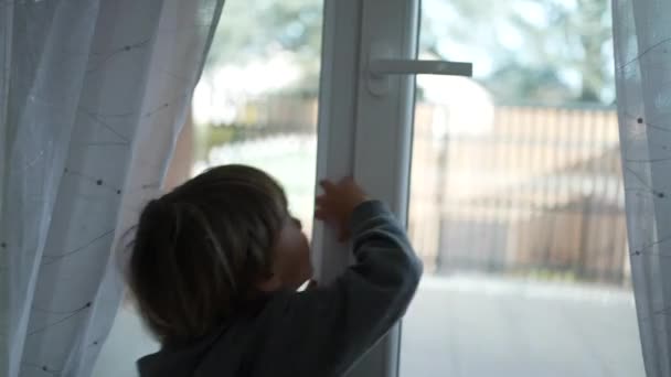 Kleine Jongen Opent Deur Naar Het Balkon Van Het Appartement — Stockvideo