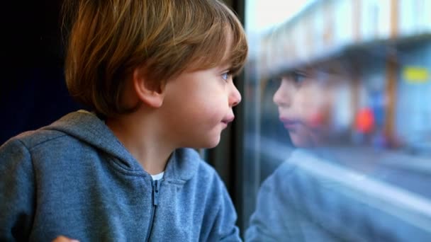 Egy Kisfiú Aki Vonattal Utazik Üvegre Támaszkodva Bámul Visszatükrözi Gyermek — Stock videók