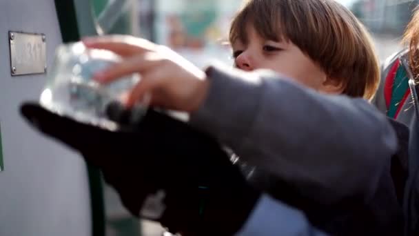 Kind Gooit Glas Een Liggende Vuilnisbak Kleine Jongen Hand Recycleert — Stockvideo
