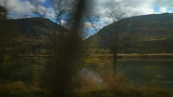 Krajobraz Podróży Pociągiem Widok Jezioro Góry Pasażer Pov — Wideo stockowe