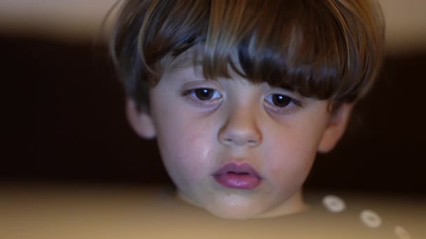 Primo Piano Volto Guardando Cartoni Animati Ipnotizzati Contenuti Online Bambino — Video Stock