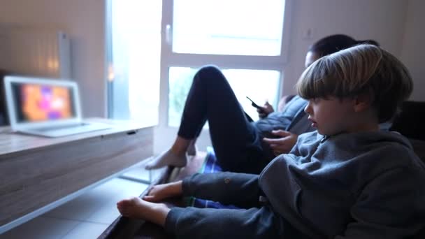 Çizgi Film Içeriğine Dalmış Çocuk Arka Planda Smartphone Ebeveyn Aile — Stok video