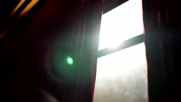 高速輸送 芸術的なレンズフレア内のブラインドで列車の窓を通って輝く日光 — ストック動画