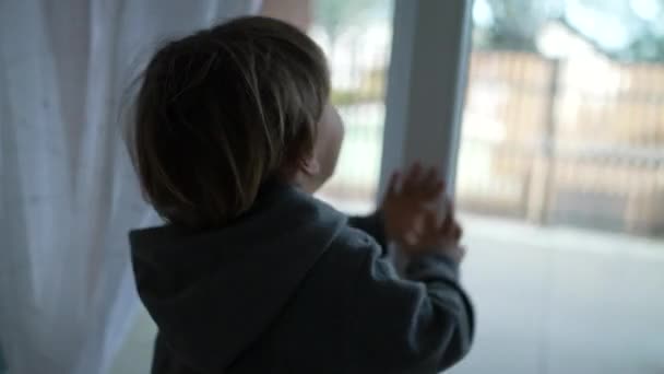 Сзади Ребенок Закрывает Дверь Квартиры Собой Обзор Террасы Заднем Плане — стоковое видео