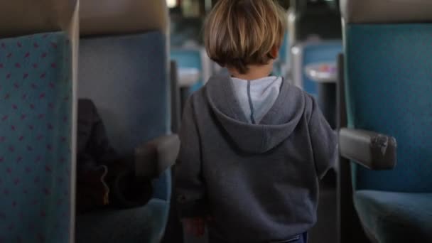 Trenin Içindeki Koltuğa Giden Çocuğun Arkası Küçük Çocuk Yüksek Hızlı — Stok video