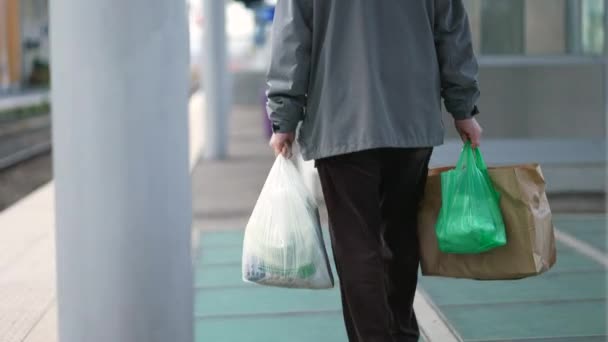 Commuter Lleva Bolsas Comestibles Durante Rutina Diaria Parte Posterior Del — Vídeos de Stock