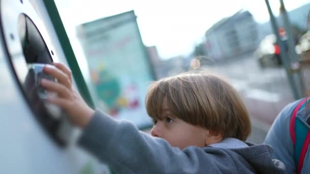 Menino Pequeno Colocando Vidro Lixeira Reciclagem Reciclagem Mão Criança Fazendo — Vídeo de Stock