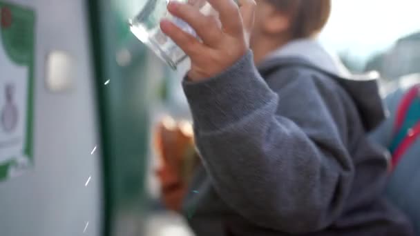 Wysiłek Małego Chłopca Recyklingu Szkła Ręczne Umieszczanie Butelki Koszu Zielona — Wideo stockowe