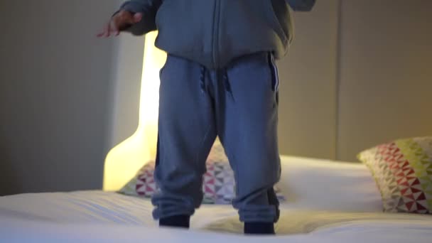 Счастливый Ребенок Прыгает Кровати Чувствуя Себя Беззаботным Молодой Летний Мальчик — стоковое видео