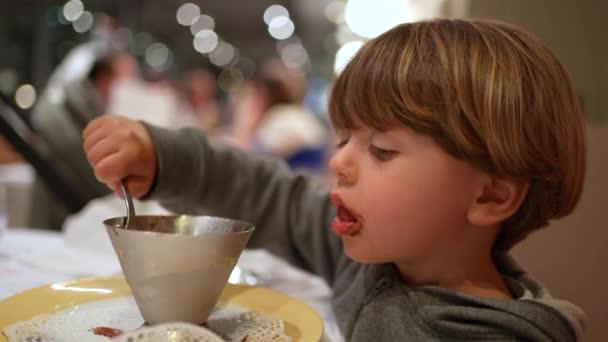 Gyermek Megragadja Kanál Eszik Fagylalt Desszert Étteremben Kisfiú Élvezi Cukor — Stock videók