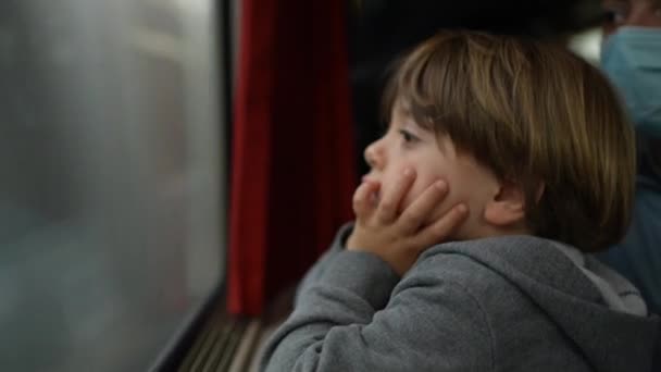 Pasażerskie Dziecko Podróżujące Pociągiem Wpatrujące Się Równoległy Przejazd Pociągu Wewnątrz — Wideo stockowe