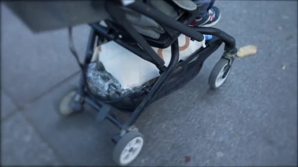 Kinderwagen Nahaufnahme Bewegung Mit Kind Sitzend Räder Für Kinderwagen Werden — Stockvideo