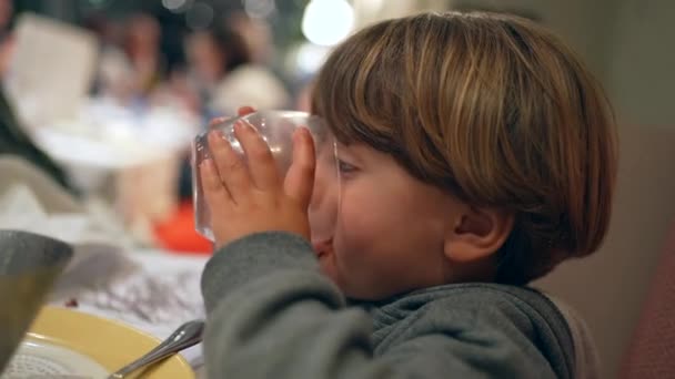 Closeup Criança Beber Copo Água Restaurante Criança Refrescando Após Refeição — Vídeo de Stock