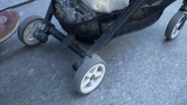 Fechar Carrinho Movimento Empurrando Para Frente Carruagem Bebê Calçada Asfalto — Vídeo de Stock