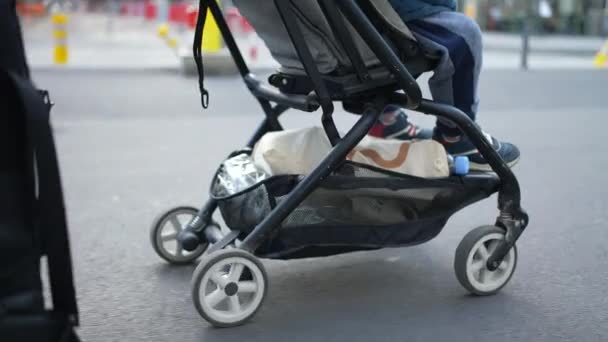 Fechar Roda Transporte Bebê Que Está Sendo Empurrada Para Frente — Vídeo de Stock