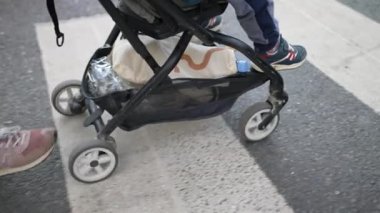 Bebek arabası kapanış caddesi - yaya geçidinde şehir caddesinde gezinmek