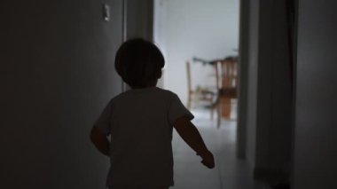 Apartman koridorunda ağır çekimde koşan bir çocuk. Genç bir çocuk evde eğleniyor, rüya gibi bir çocuk silueti hızla koşuyor.
