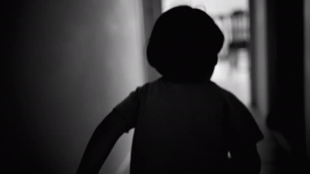 Спина Ребенка Бегущего Помещении Художественном Монохромном Черно Белом Мальчик Вбегает — стоковое видео