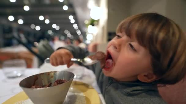 Barn Njuter Choklad Glass Liten Pojke Äter Restaurang Dessert — Stockvideo