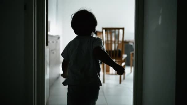Задний Вид Ребенка Бегущего Помещении Медленное Движение Захват Молодого Парня — стоковое видео
