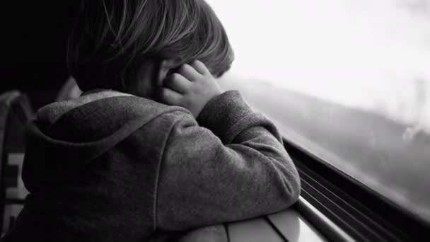 Melancholiek Kind Trein Reflectief Moment Zwart Wit Van Verdrietig Depressief — Stockvideo