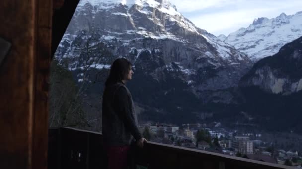 Woman Standing Chalet Balcony Enjoying View Mountains Person Vacation Swiss — Vídeos de Stock