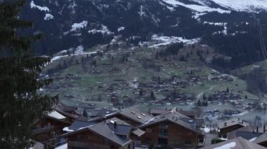 İsviçre manzaralı Chalet evleri ve arka plandaki dağlar kış mevsiminde kayak sezonu boyunca