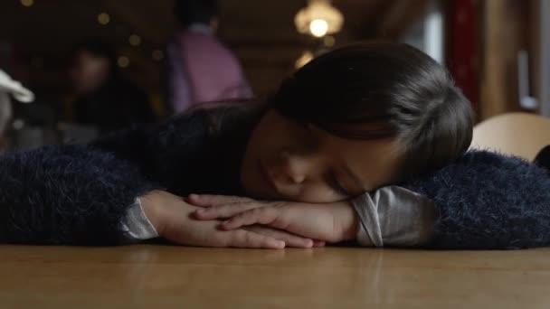 Один Депрессивный Ребенок Головой Лежащей Столе Чувствуя Глубокую Печаль Крупным — стоковое видео