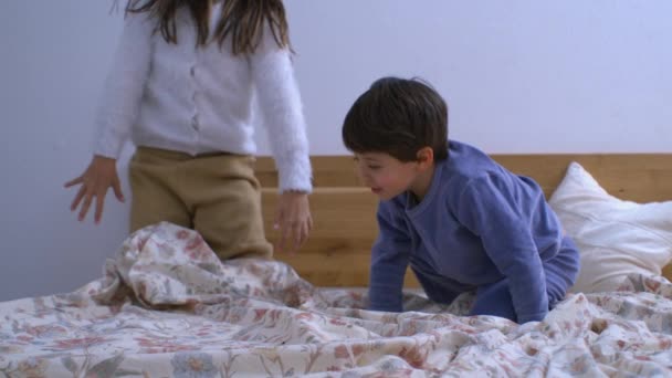 Glückliche Junge Geschwister Die Bett Hüpfen Gefangen Superzeitlupe Mit 1000 — Stockvideo
