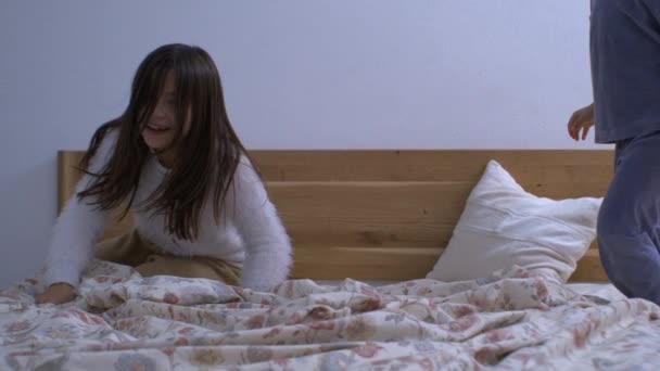 Счастливая Маленькая Девочка Прыгает Постели Замедленной Съемке Братья Сестры Веселятся — стоковое видео