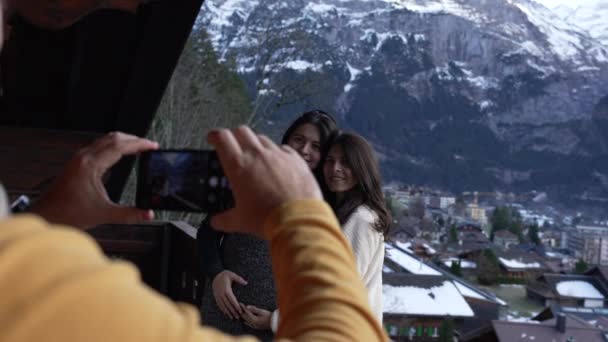 Mensen Vakantie Zwitserse Alpen Man Neemt Foto Van Twee Vrouwen — Stockvideo