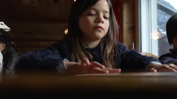 Gyerekek Ételt Szednek Étlapról Életmód Családi Jelenet Testvérek Nézi Étlapon — Stock videók
