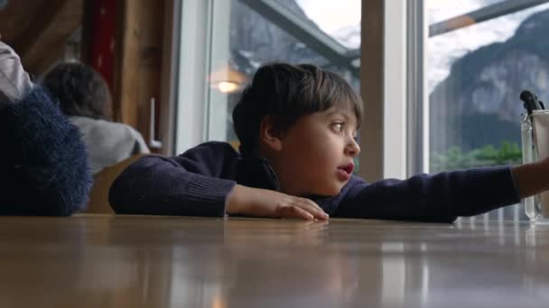 Ένα Μικρό Αγόρι Στο Εστιατόριο Περιμένει Έρθει Φαγητό Παιδί Ακουμπά — Αρχείο Βίντεο